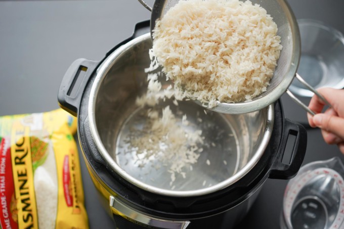 pouring rinsed jasmine rice into Instant Pot