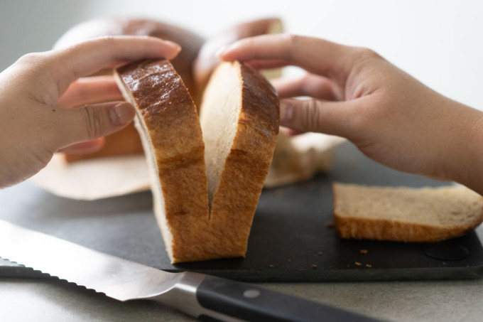 slicing brioche bread