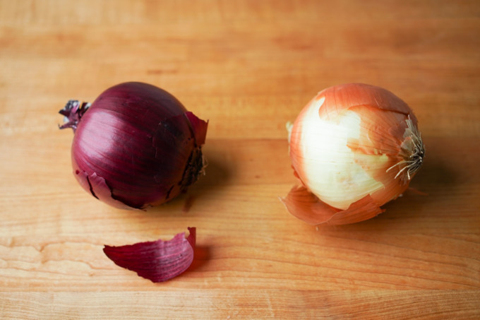 whole red onion vs yellow onion