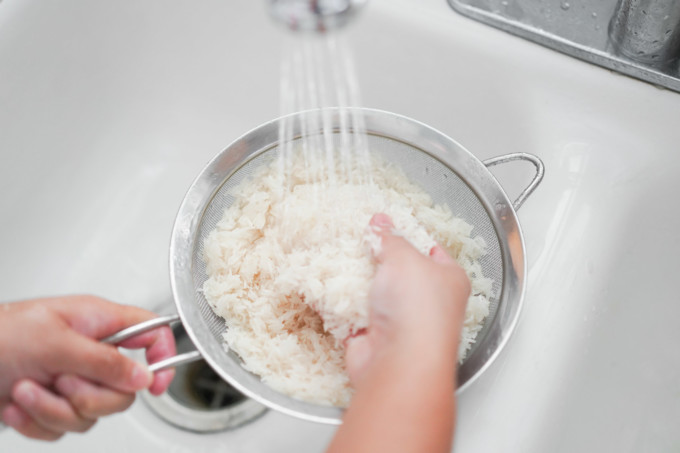 rinsing jasmine rice in the sink