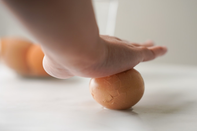 rolling egg to crack the shell
