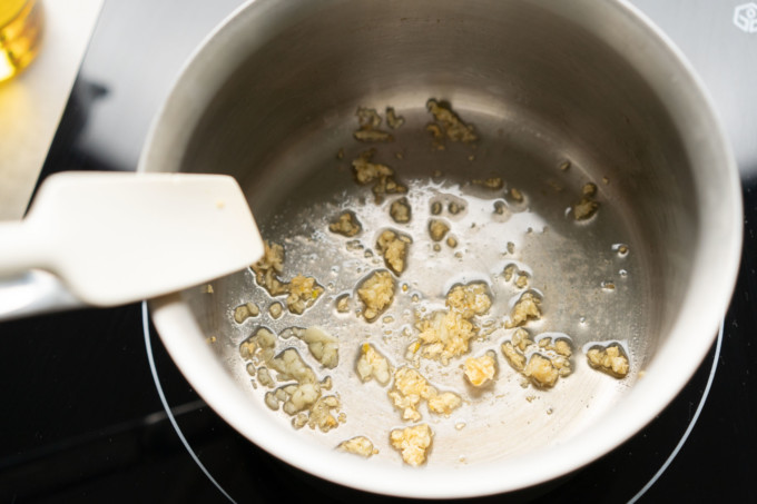 sauteing garlic in oil