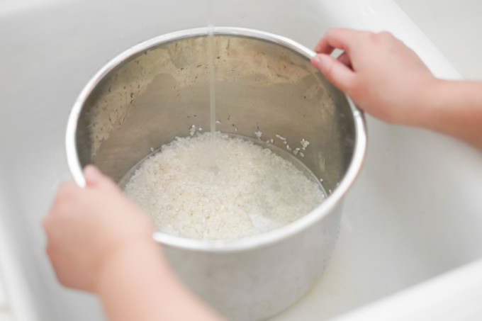 rinsing rice under water